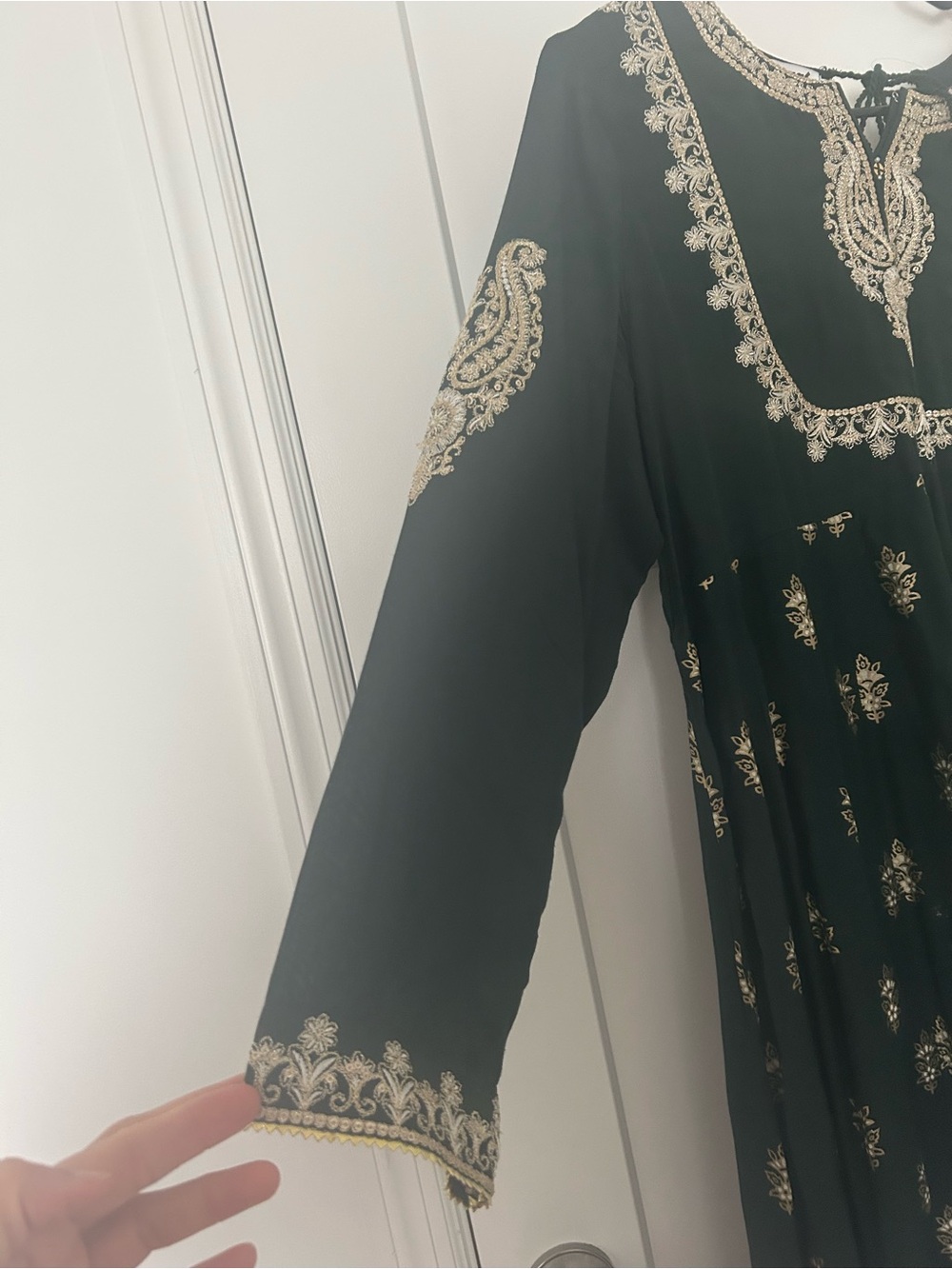 Women’s Black & Gold Long Sleeve Embroidered Dress shalwar kameez - Picture 4 of 7